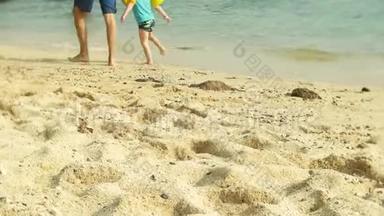 光着脚的小男孩和他的<strong>爸爸</strong>在热带沙滩上休息。 4k，